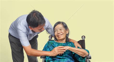 儿子在轮椅上照顾年迈的母亲高清图片下载-正版图片506005732-摄图网