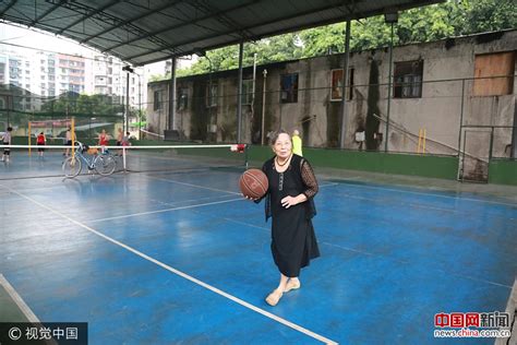 老奶奶边走路边用棍双手打篮球，网友：功夫老太。_双手_网友_功夫
