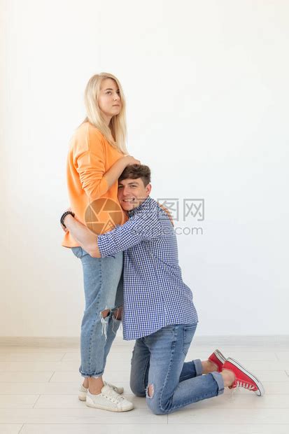 年轻快乐的家伙跪着拥抱他心爱的女人高清图片下载-正版图片504376783-摄图网