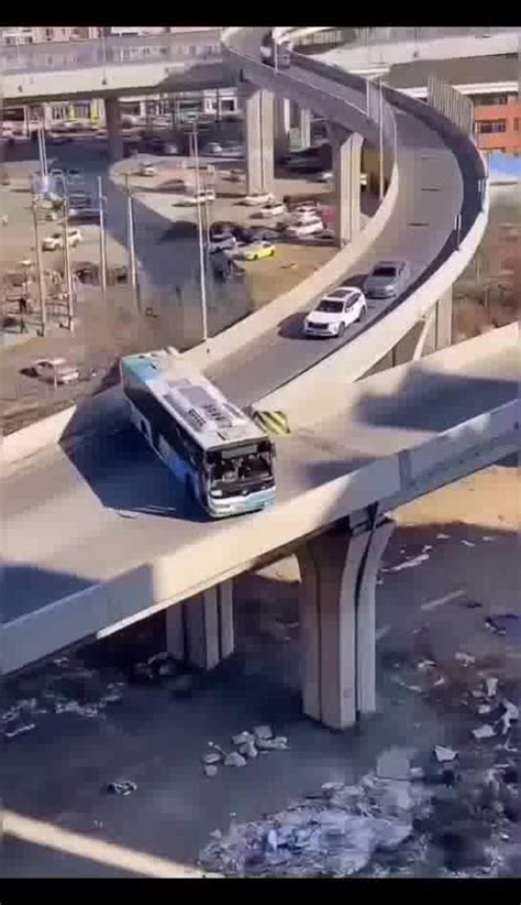 公交车想在高架桥上掉头逆行，由于车身太长最终没有成功。|汽车资讯_新浪新闻