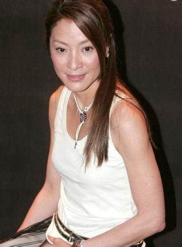 她是《卧虎藏龙》里的俞秀莲，是007首位华裔邦女郎，56岁的杨紫琼站在高峰，仍旧眺望远方
