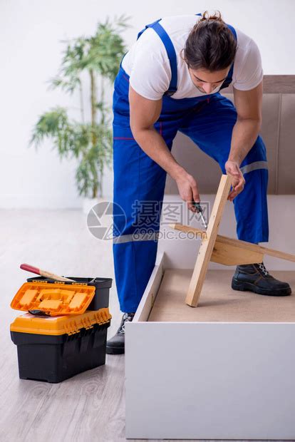 在家中安装家具的年轻承包商高清图片下载-正版图片503924641-摄图网