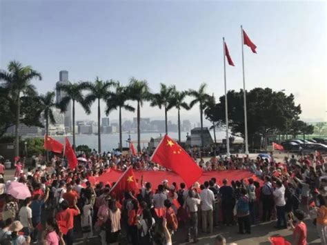 “中国万岁！”“香港加油！”…巨幅五星红旗亮相香港金紫荆广场_新民眼_新民网