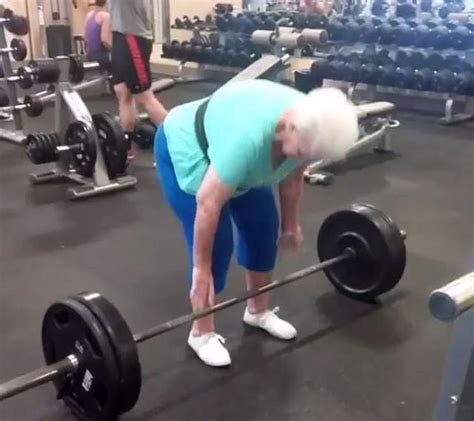 美国78岁老奶奶健身两年 能举起200斤杠铃(图)_体育_腾讯网