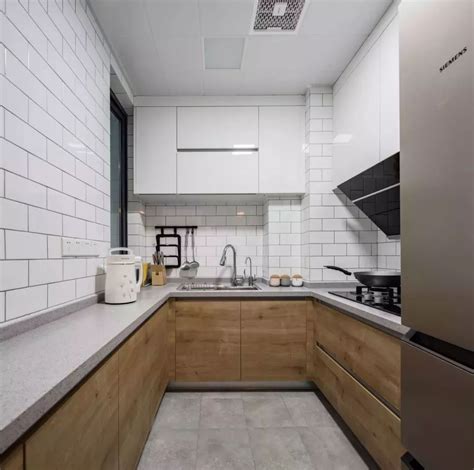 厨房U字形布局，提供丰富的收纳与储物空间。整体以白色为主调，干净敞亮。-家居美图_装一网装修效果图