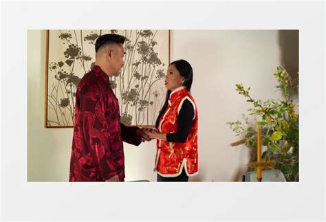 夫妻二人穿着喜庆在愉快的交流实拍视频素材下载_mp4格式_熊猫办公