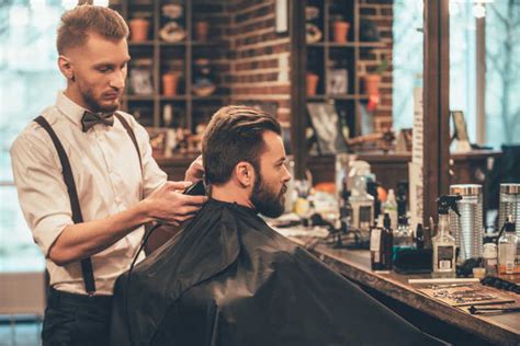 理发店的时尚男人图片-理发师给时尚男性顾客设计发型素材-高清图片-摄影照片-寻图免费打包下载