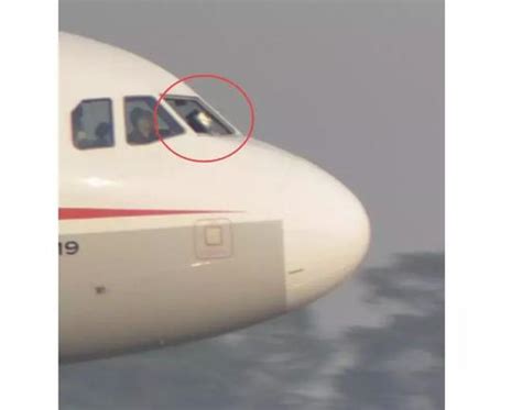 海航飞机挡风玻璃裂纹返航，而这位机长却挂被在窗外飞行…_航空信息_民用航空_通用航空_公务航空