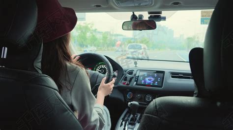 女生女司机开车行驶在公路上实拍高清摄影大图-千库网