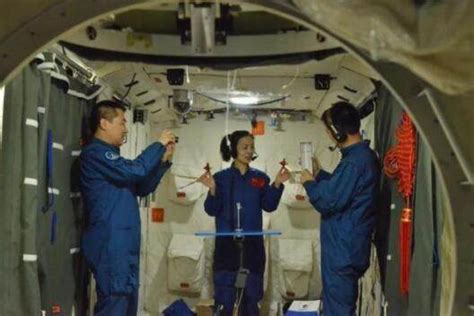 神13航天员今日太空授课 王亚平八年前第一次“太空授课”历历在目(2)-四得网