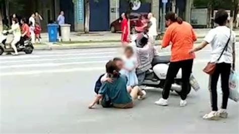 6月2日，武汉小学生校内被撞亡母亲坠楼后，其父亲继续遭受网暴_腾讯视频