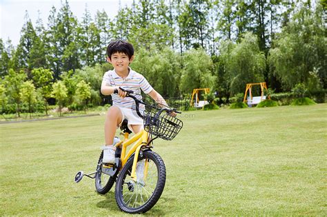 未满12周岁儿童骑共享单车发生交通事故，是否能要求共享单车营运方赔偿？ - 知乎