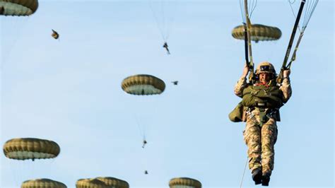惊险！英军士兵跳伞时伞具未能完全打开，砸穿屋顶掉进别人家里_环球军事_军事_新闻中心_台海网