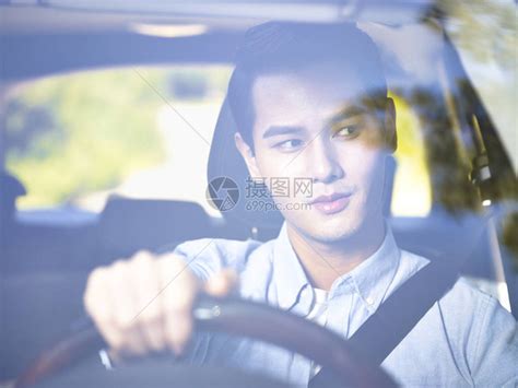 亚洲年轻男子驾驶一辆车高清图片下载-正版图片502394650-摄图网