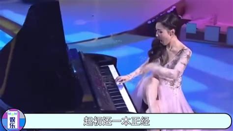 床单钢琴家穿红裙子的女人在弹大钢琴教育高清图片下载-正版图片307894423-摄图网