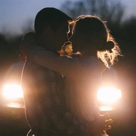 傍晚亲吻的情侣背景图片免费下载 - 觅知网