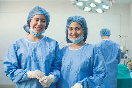 女医生穿着无菌服在手术室进行手术高清图片下载-正版图片307885205-摄图网