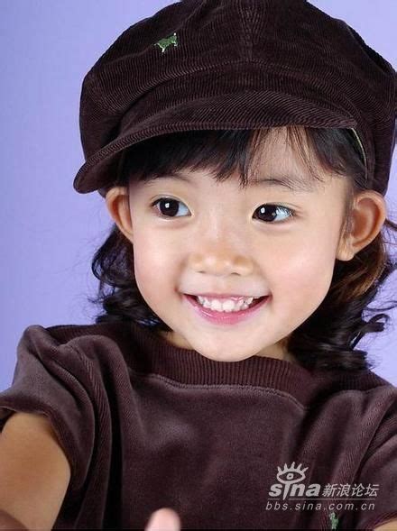 还记得最美童星裴佳欣吗？10岁的她穿小礼服，在学校里举班级牌