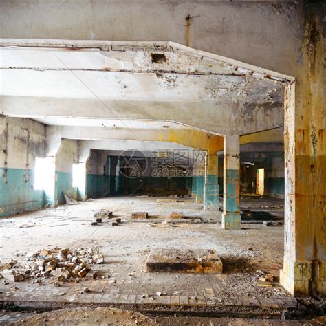 旧墙废弃厂房的广角视图高清图片下载-正版图片504208147-摄图网