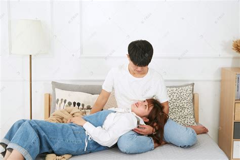 情侣情人节女朋友躺在男友怀里摄影图配图高清摄影大图-千库网