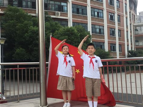 新学期从传递国旗开始！这所小学的第一课特别有爱-三湘都市报