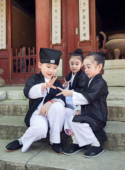 5月26日中午，清华南都发出一组最萌小道士照片，三个小道士萌态可掬，可爱值爆表。网友直呼：看着他们，心都要萌到化了。