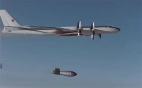 震惊世界的一架飞机，在越战中投弹，让世人见识到“地毯式轰炸”
