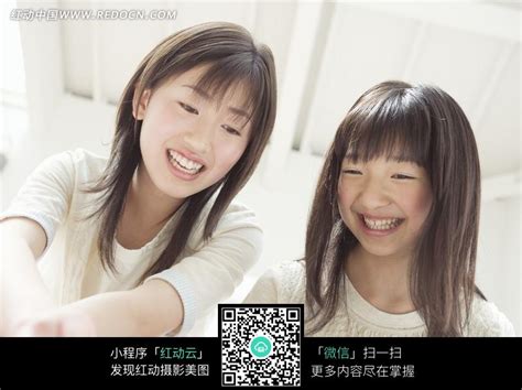 开怀大笑的两个女孩jpg图片免费下载_红动中国