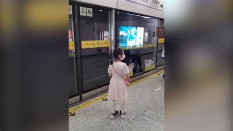 母亲赶地铁把女儿落在站台，路人暖心守护_七环视频_澎湃新闻-The Paper