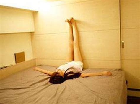 抬腿靠墙式，让你躺在床上也能练出美腿