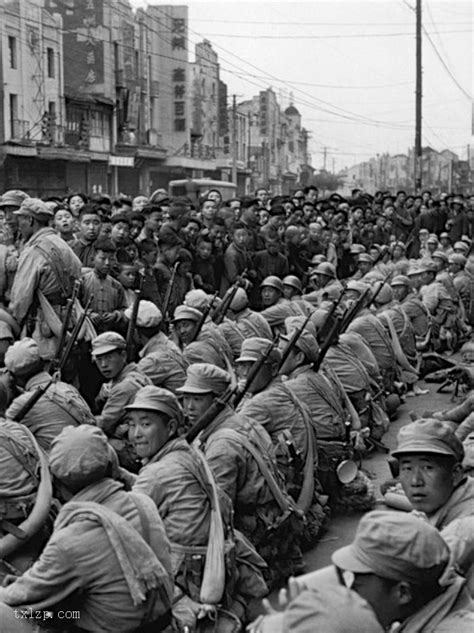 1949年4月 解放军进南京城场面实拍-天下老照片网
