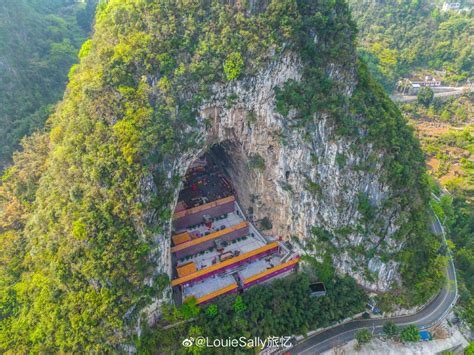 📍贵州·万峰林 神奇的洞穴寺庙 在黔西南兴义万峰林景区内……