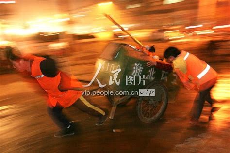 安徽淮北:清洁工的除夕夜-人民图片网