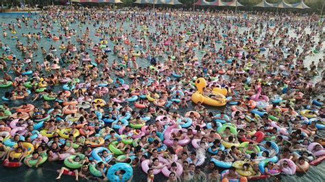 壮观！盛夏酷暑难当 全国各地游泳池开启“下饺子”模式|水上乐园|游泳池|饺子_新浪新闻