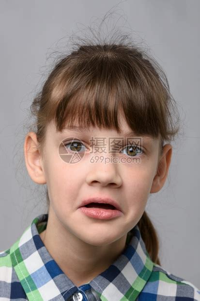 一个迷惑不解的十岁欧洲女孩肖像高清图片下载-正版图片307055248-摄图网