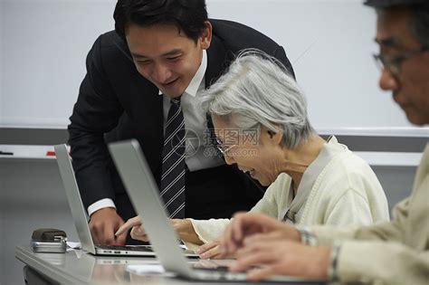 指导老年女性学习电脑的老师高清图片下载-正版图片502179225-摄图网
