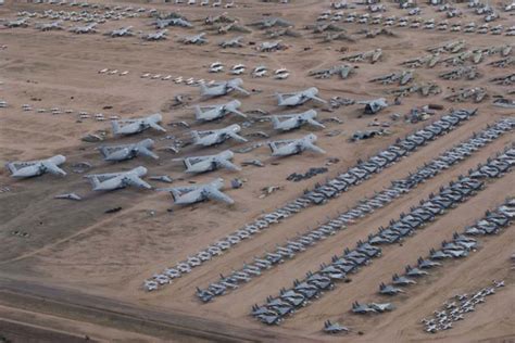 航拍视角看美国巨型“飞机坟场”:数千架飞机整齐“躺”在沙漠上_手机新浪网