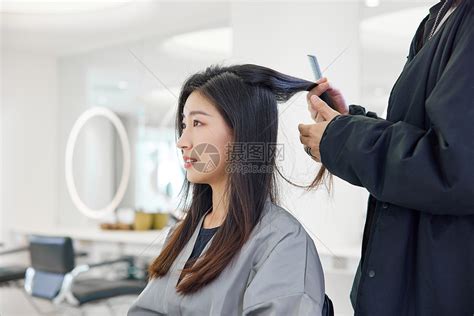 理发师给女顾客修剪头发高清图片下载-正版图片502380110-摄图网