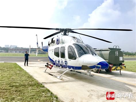 直击成都警用直升机国庆首航 2小时103.9万人次围观 - 滚动 - 华西都市网新闻频道