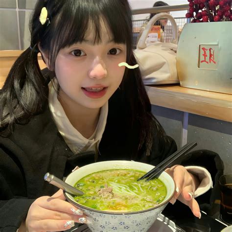 甜美女生头像吃东西动漫