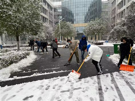 长沙宝南街社区开展清扫积雪活动 - 社区播报 - 新湖南