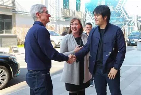 苹果上海静安店正式开业，库克现身现场为新店造势[视频]_界面新闻