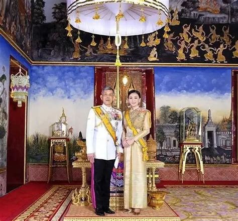 67岁泰国国王出行排场大，八个带刀侍卫开路，人人三跪九拜行大礼_王室