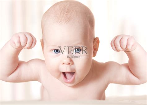 强壮的宝宝笑着，举起双手。微笑的孩子的脸照片摄影图片_ID:110308217-Veer图库