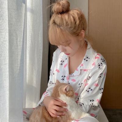 抱宠物头像温柔女生