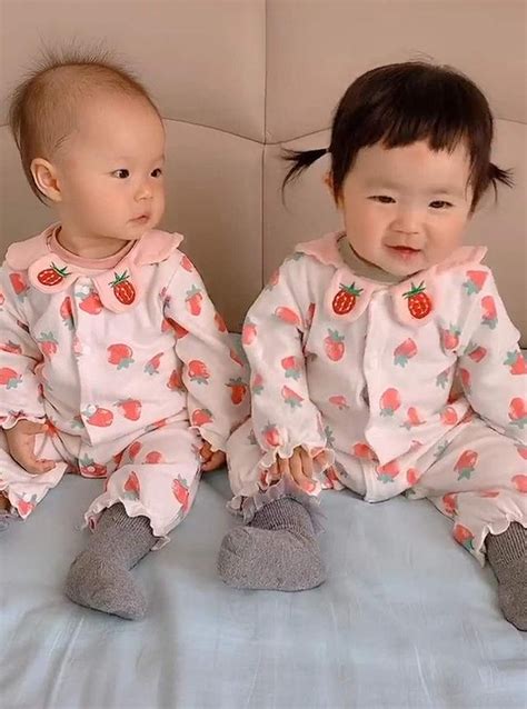 双胞胎婴儿发育标准表（双胞胎宝宝发量相差太大）-幼儿百科-魔术铺