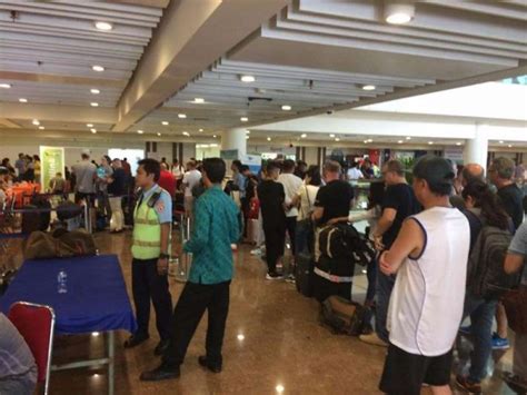 印尼巴厘岛火山喷发后续：游客担心何时回国 旅行社正协调泗水机场