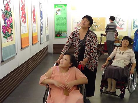 石家庄市肢协组织残疾人参观河北省残疾人才艺作品展 - 地方协会 - 中国肢残人协会