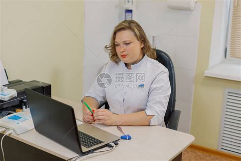 在诊所办公室用笔记本电脑与病人进行在线咨询的笑高清图片下载-正版图片503493898-摄图网