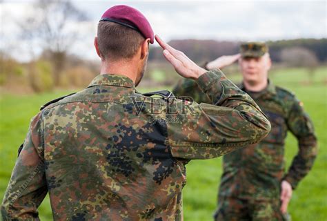 两名德国士兵互相敬礼照片摄影图片_ID:302863821-Veer图库